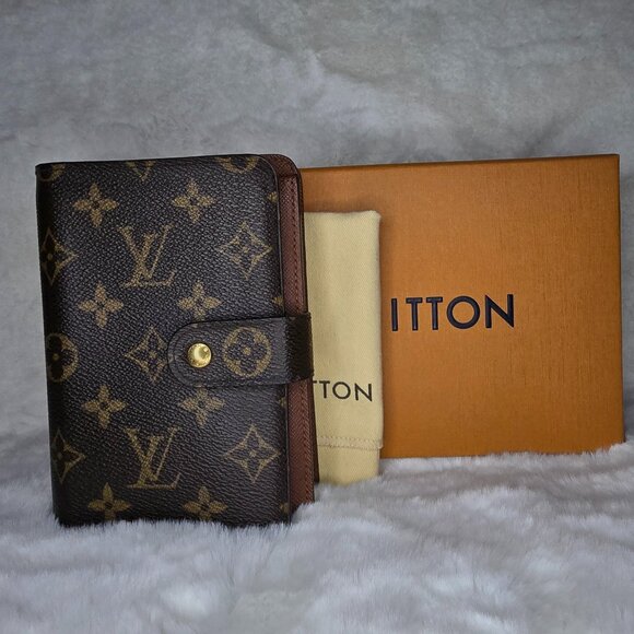 Louis Vuitton Passport/Wallet Organizer - Picture 1 of 14